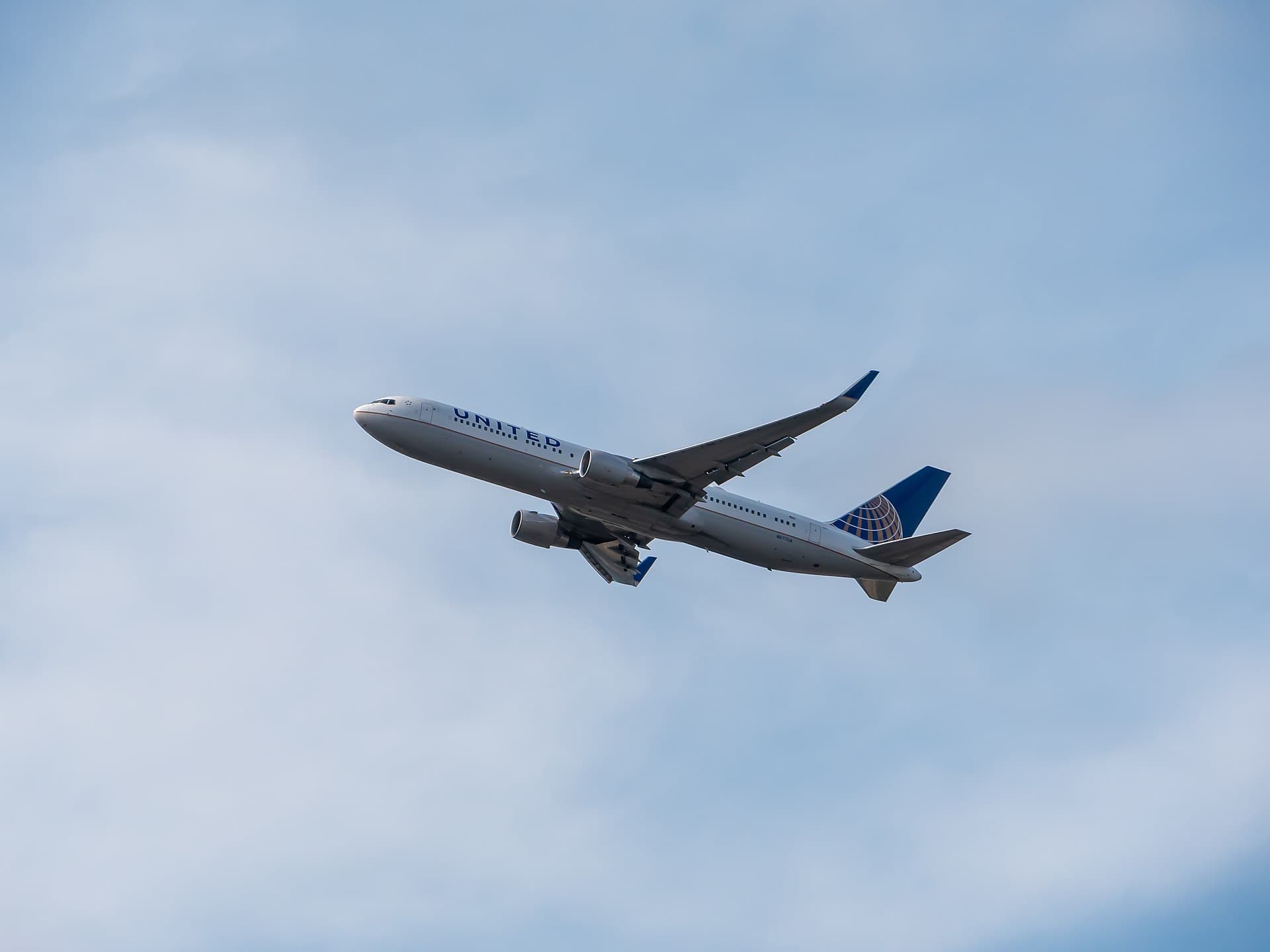 N677UA - Boeing