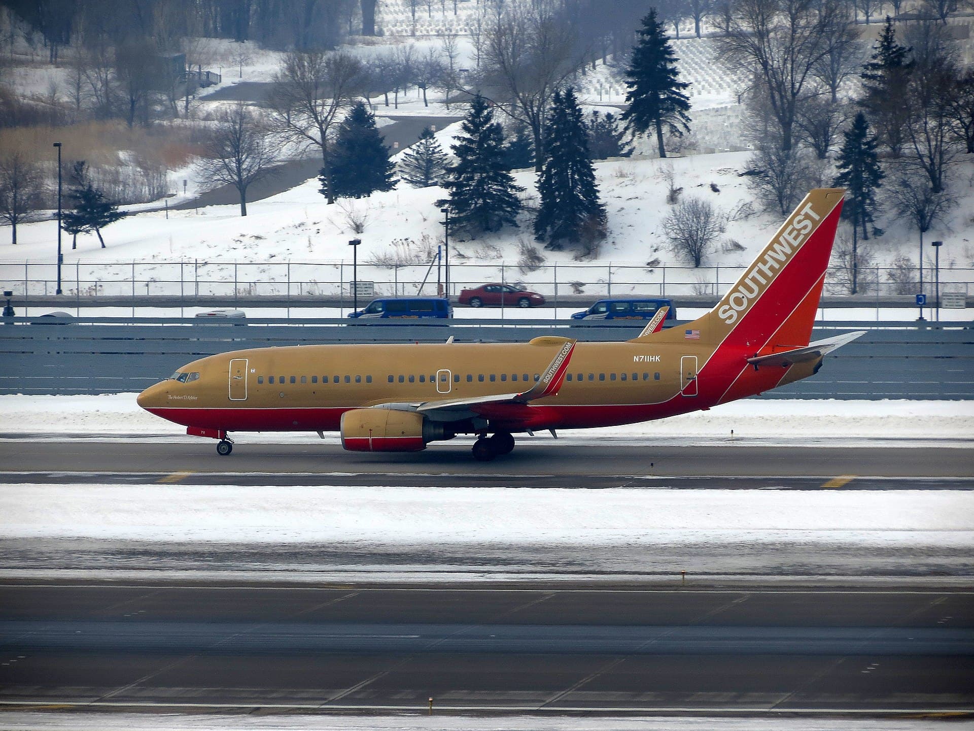 N711HK - Twin-engine aircraft