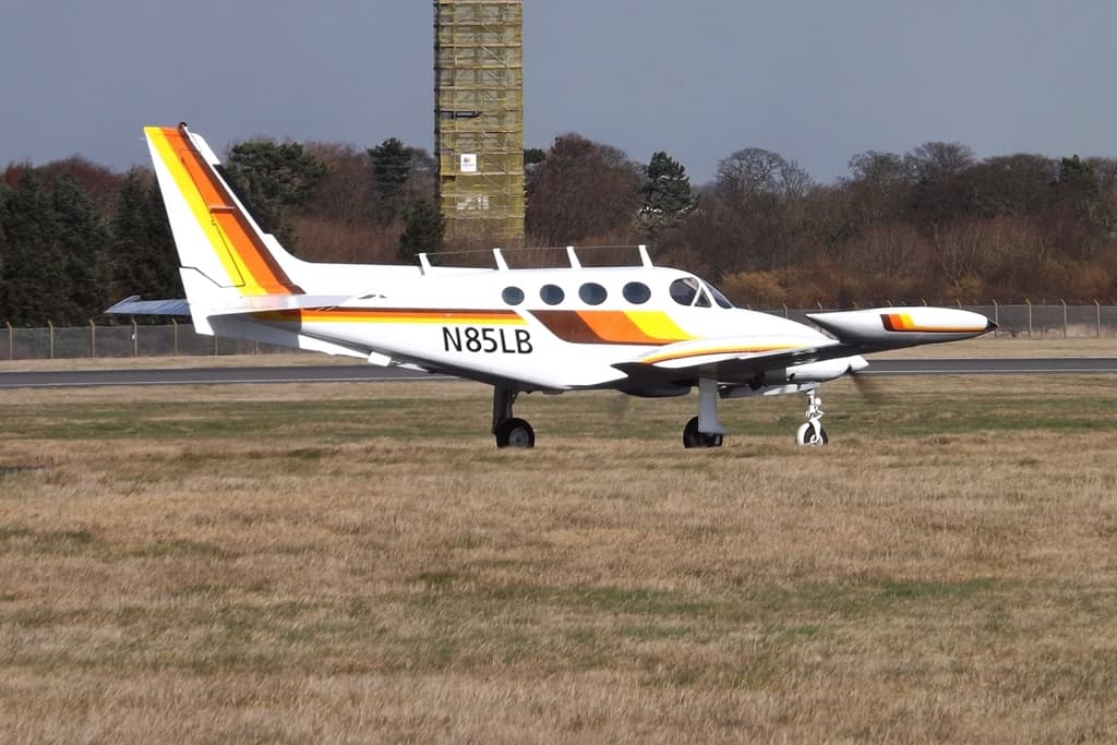 N85LB - Twin-engine aircraft
