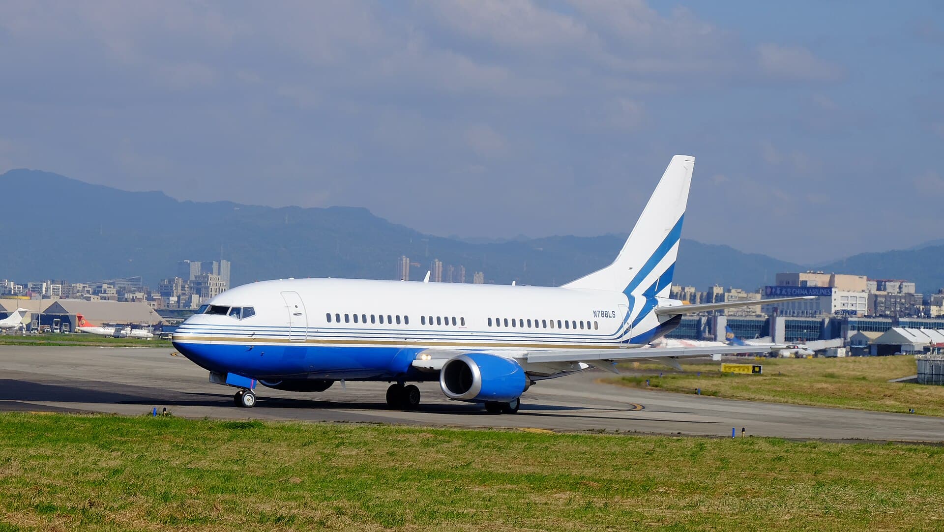 N788LS - Twin-engine aircraft