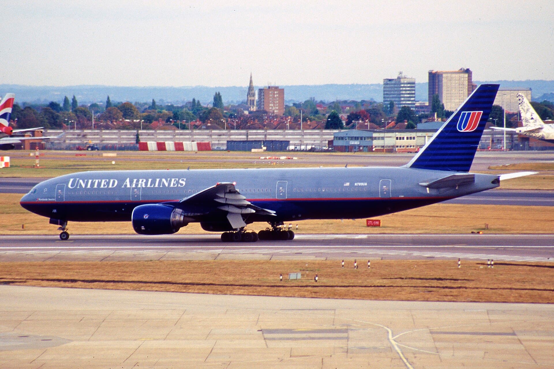 N789UA - Twin-engine aircraft