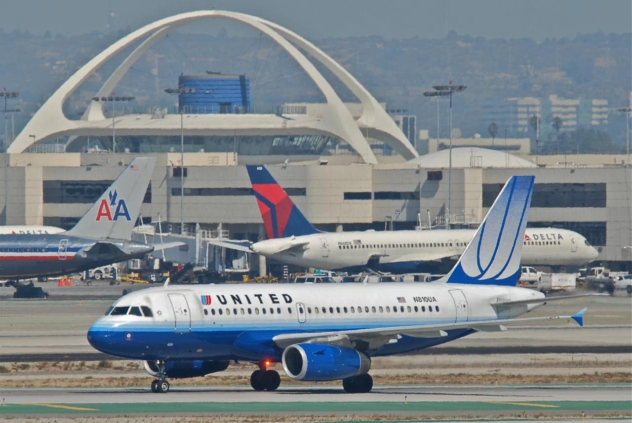 N810UA - Twin-engine aircraft