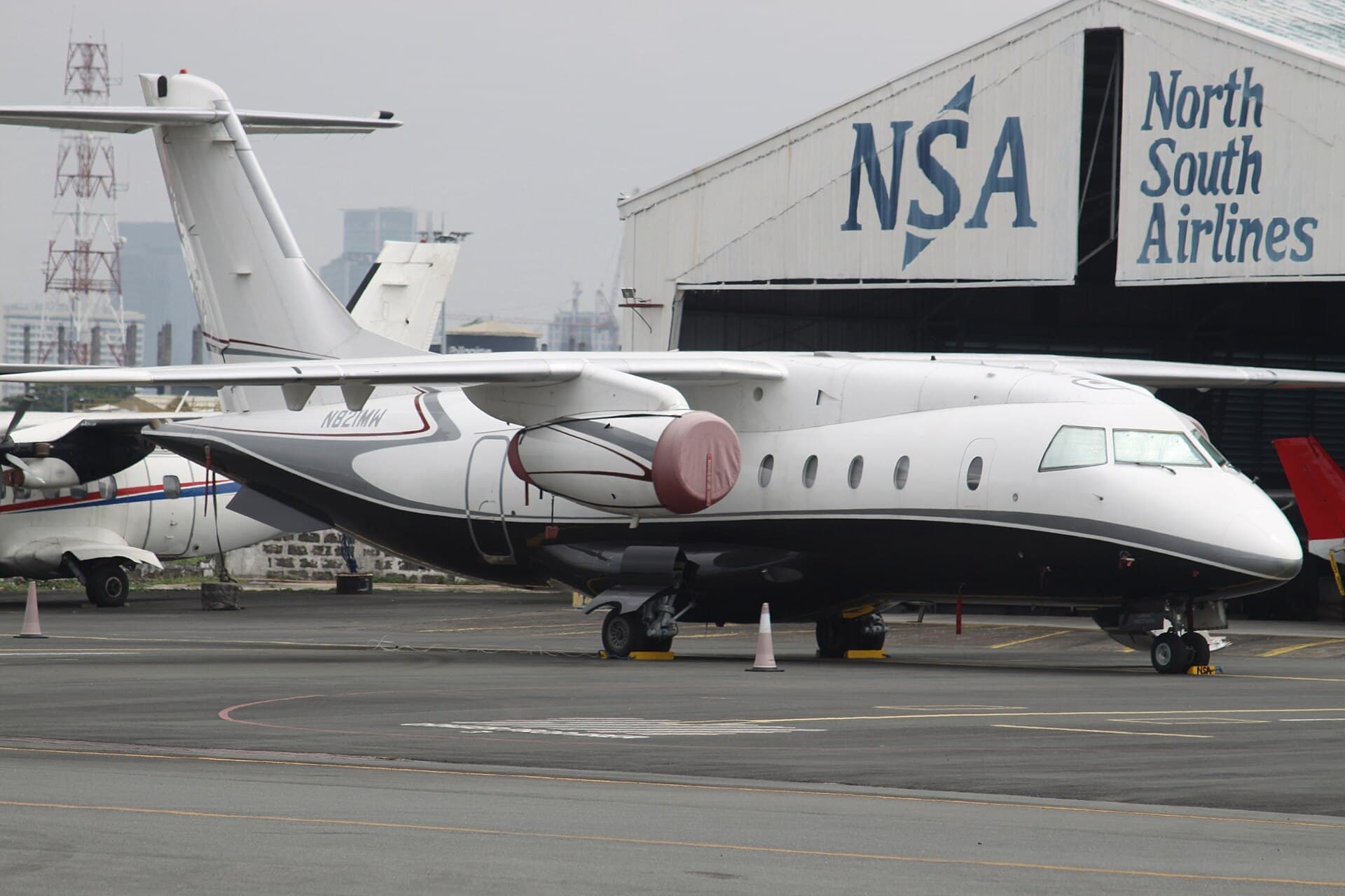 N821MW - Business jet