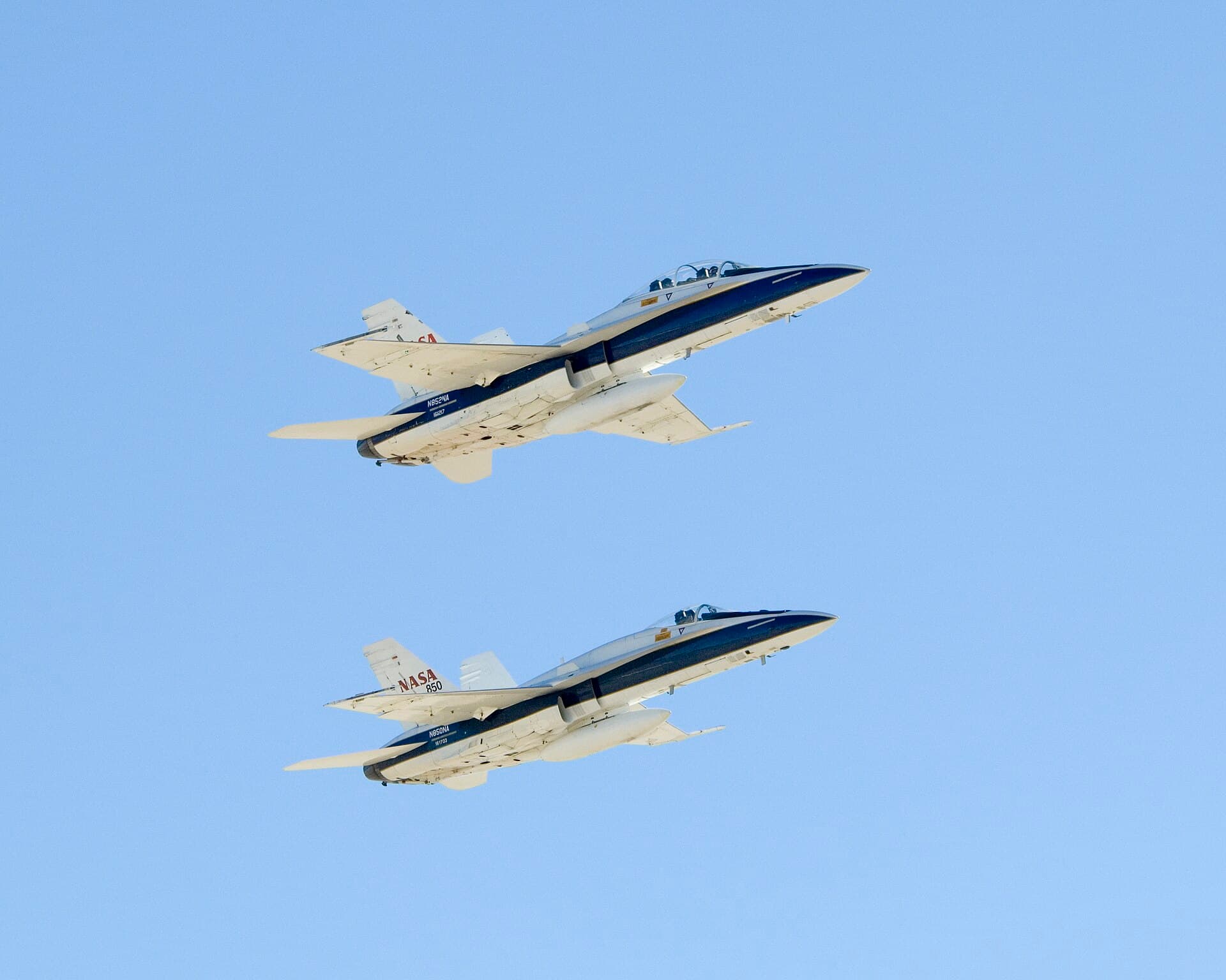 N850NA - Twin-engine aircraft