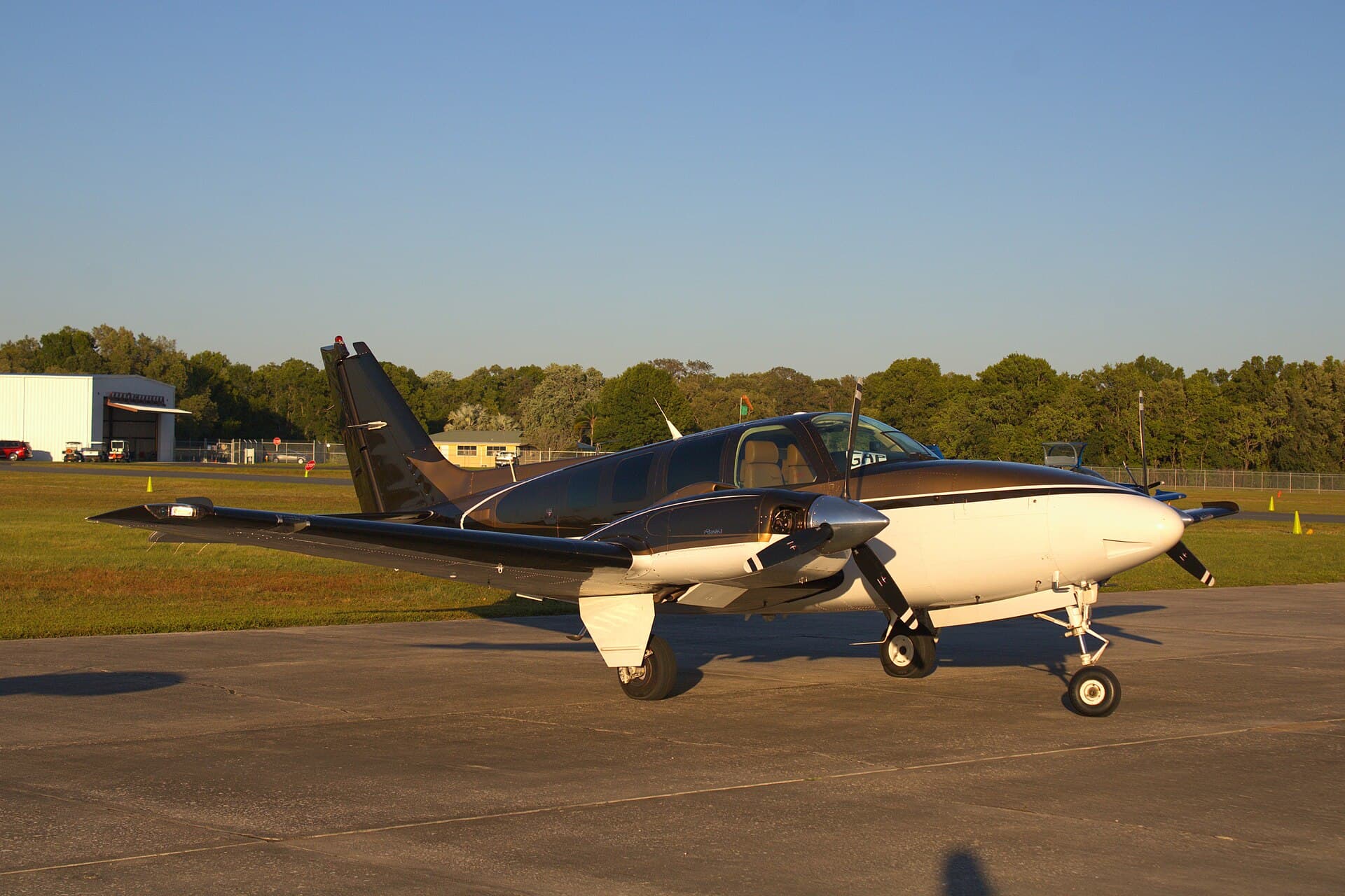 N874WH - Twin-engine aircraft