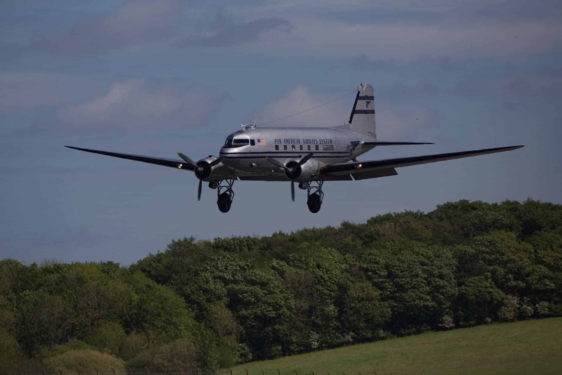 N877MG - Douglas