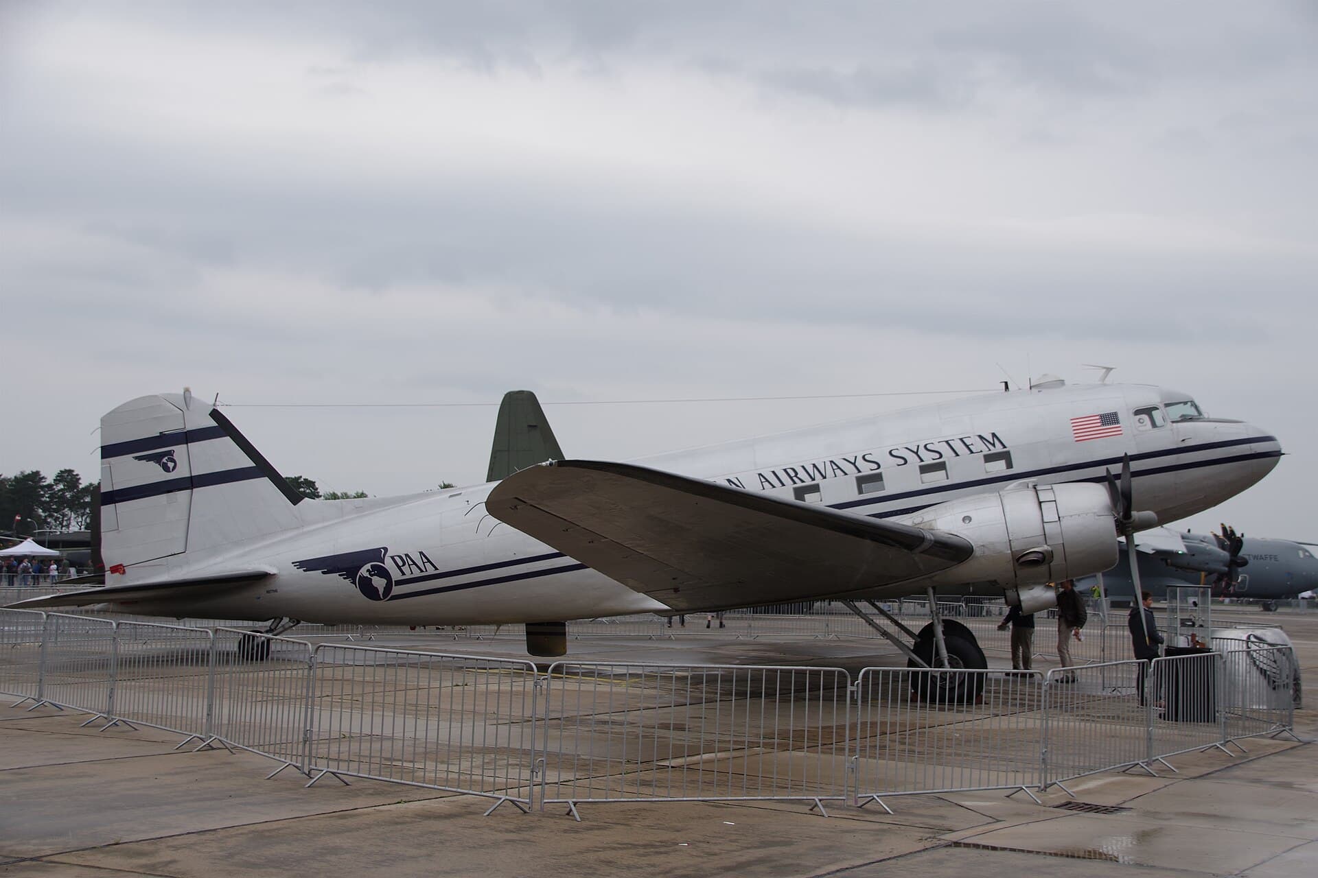 N877MG - Douglas