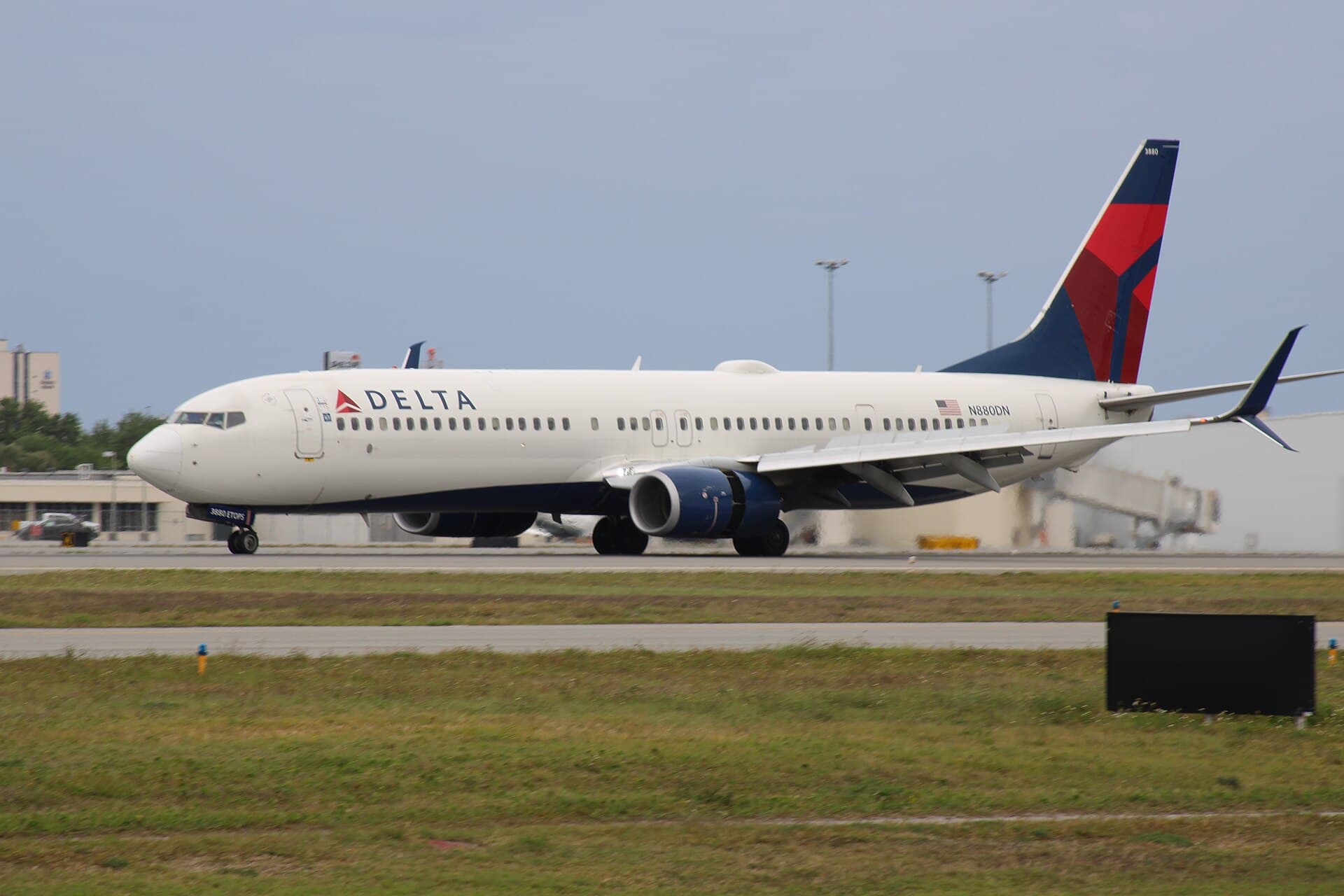 N880DN - Twin-engine aircraft