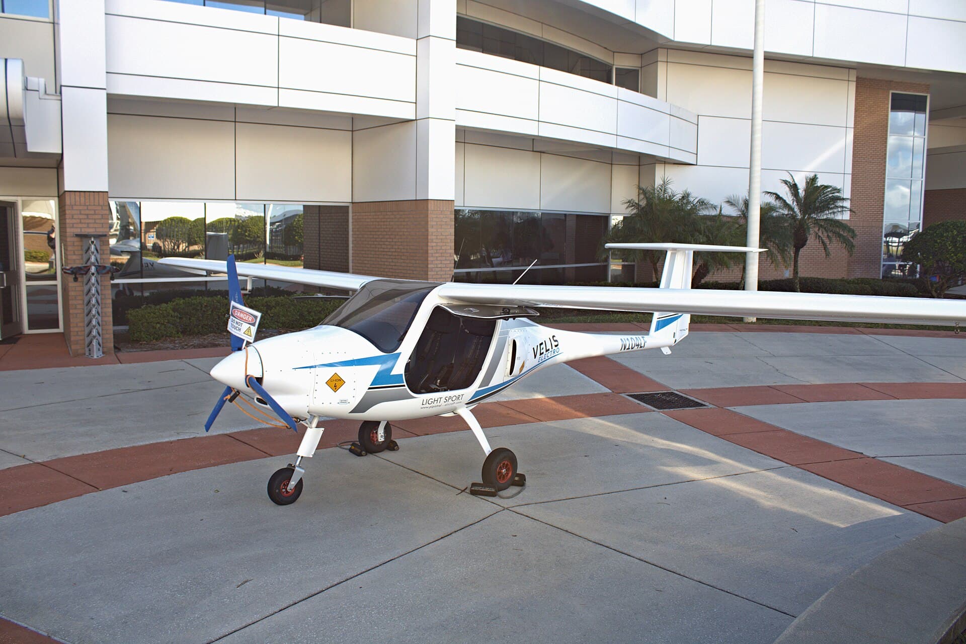 N104LF - Aircraft