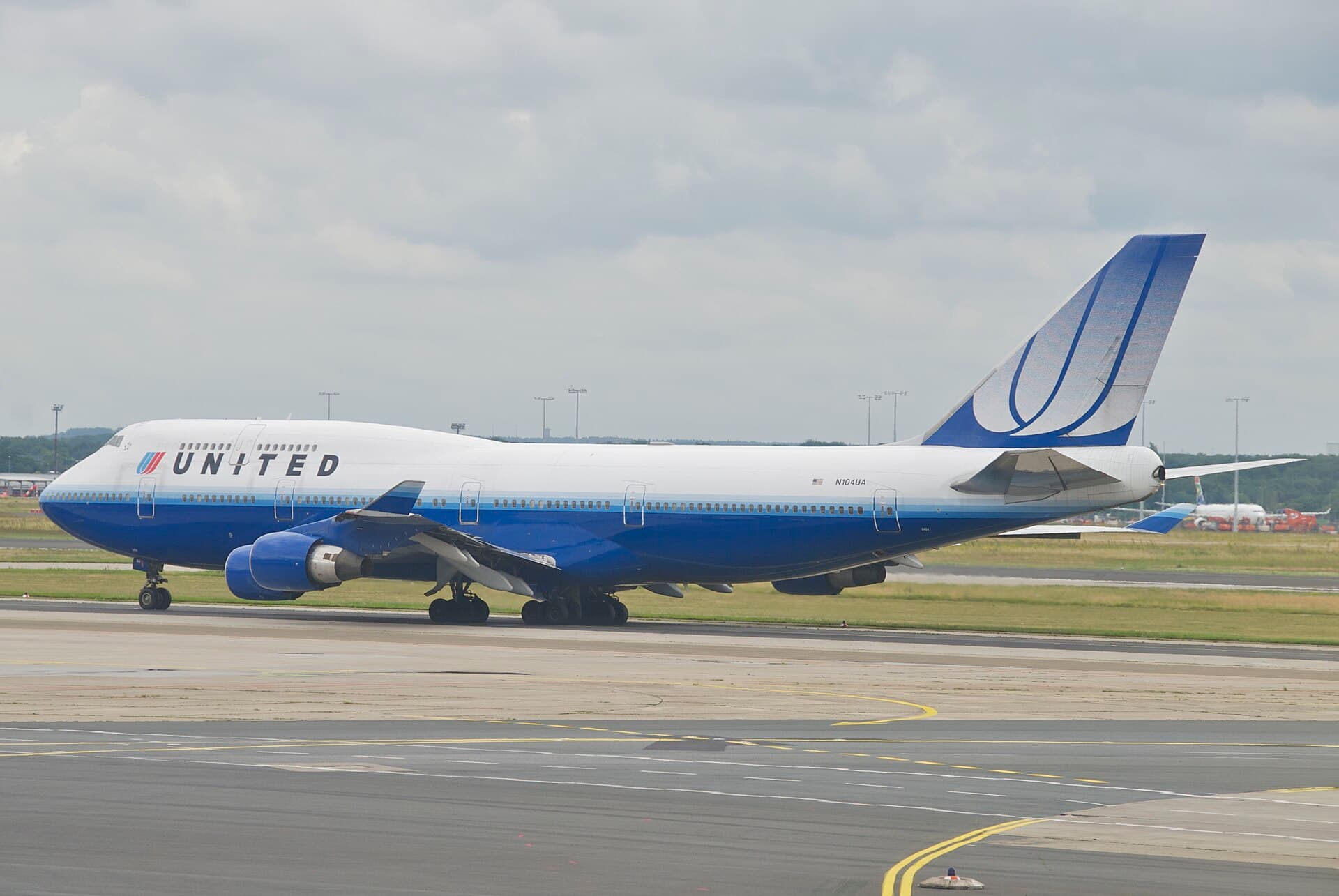 N104UA - Boeing