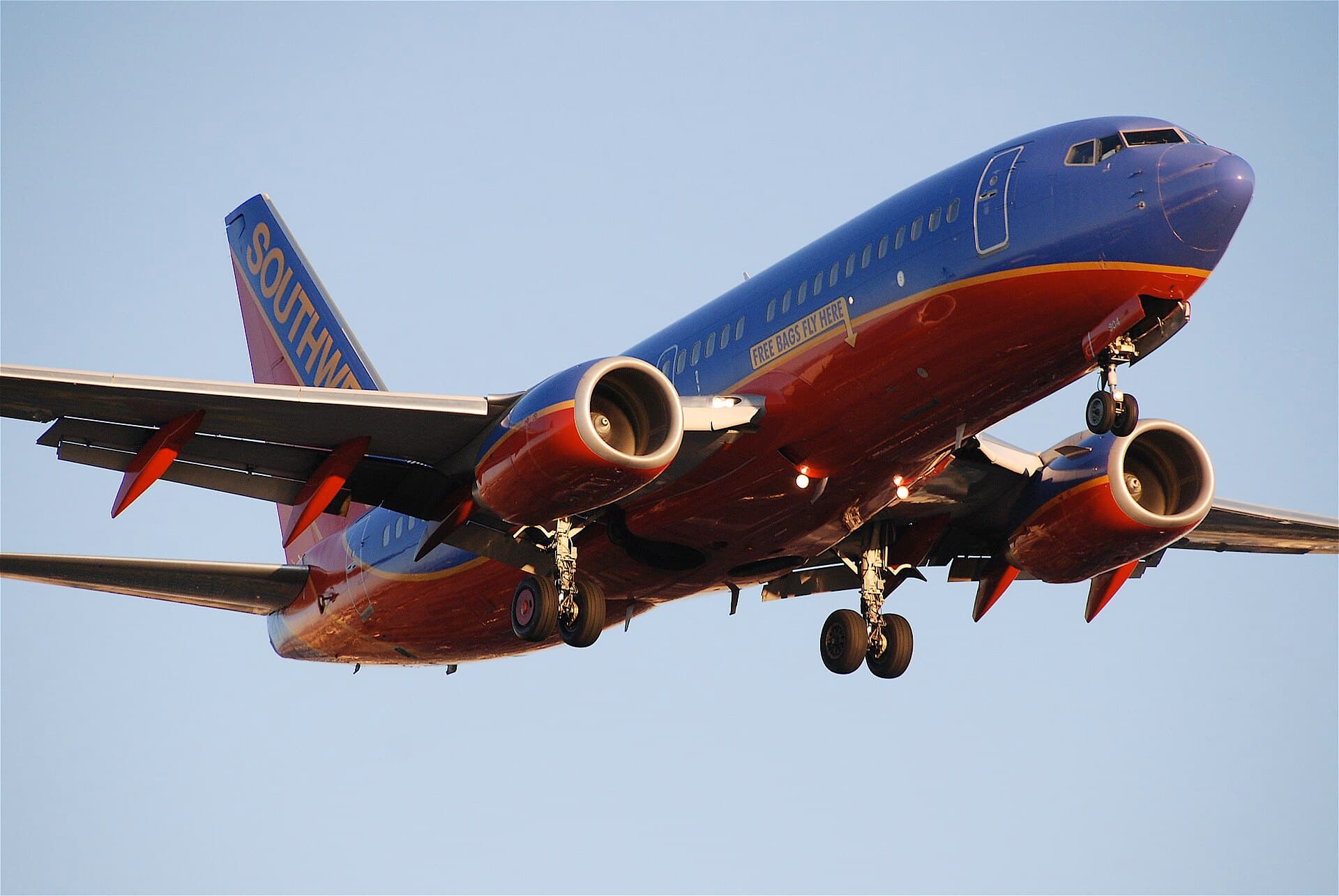 N904WN - Twin-engine aircraft