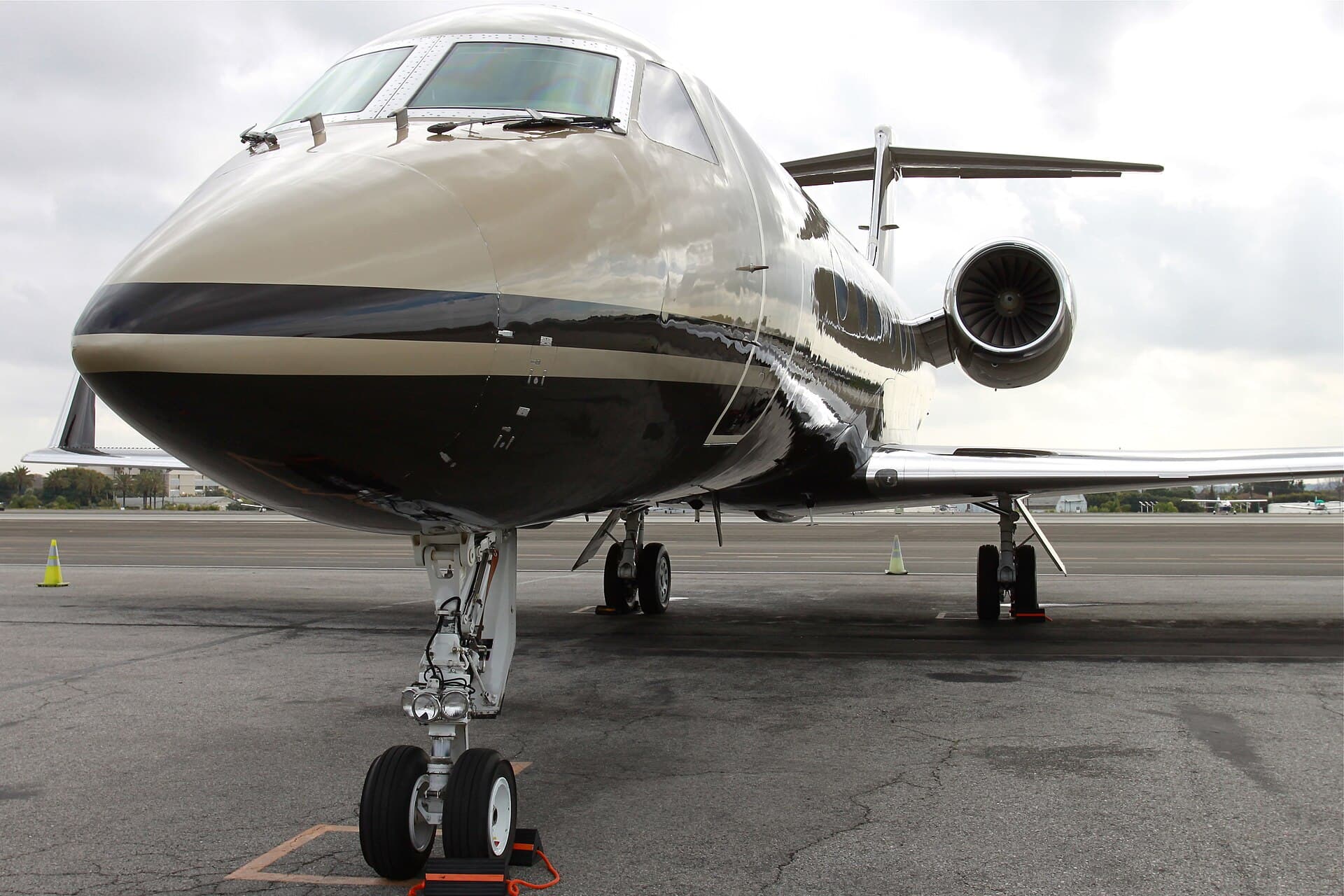 N7UF - Business jet