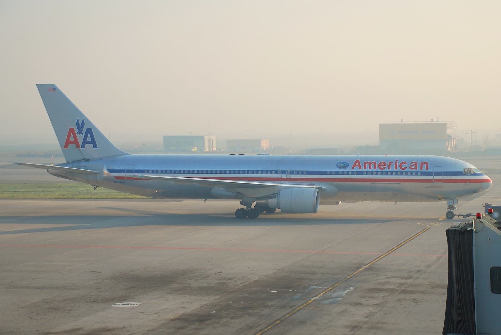 N351AA - Twin-engine aircraft