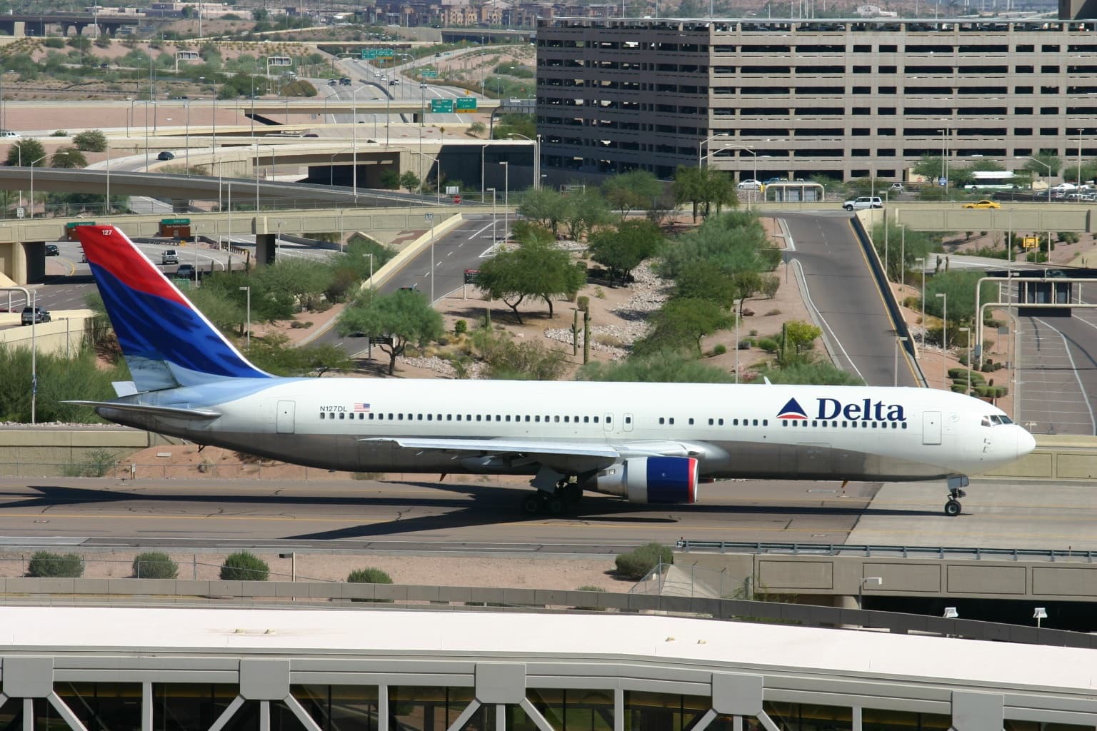 N127DL - Twin-engine aircraft