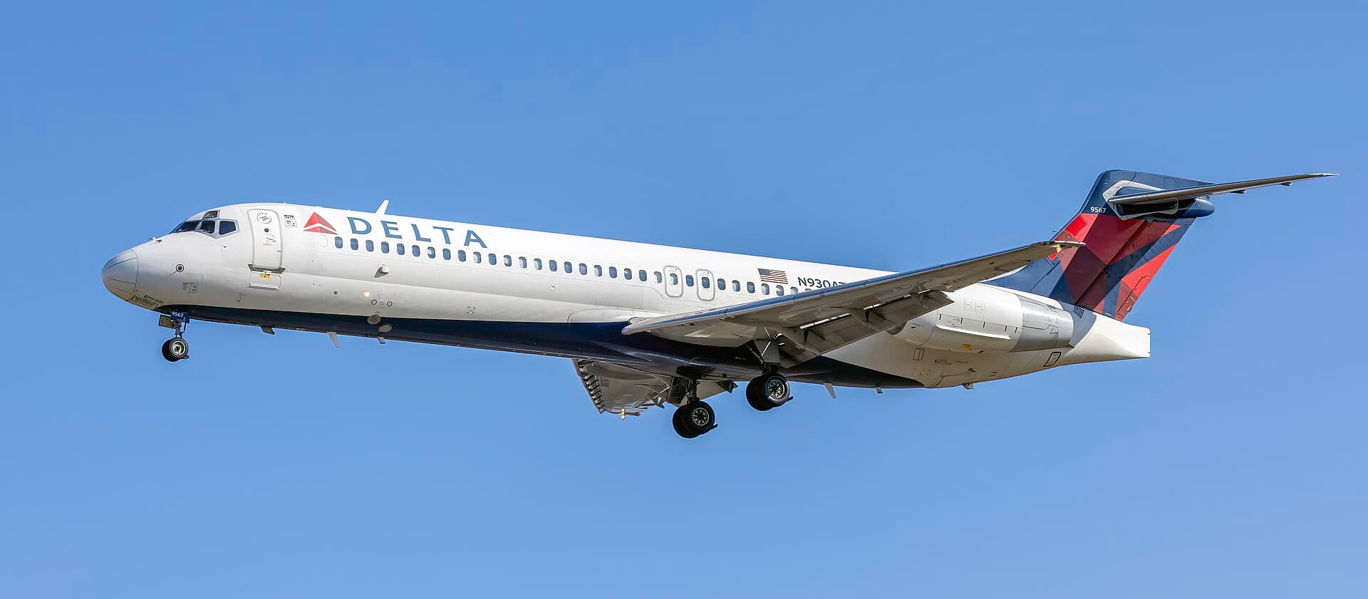 N930AT — Twin-engine aircraft