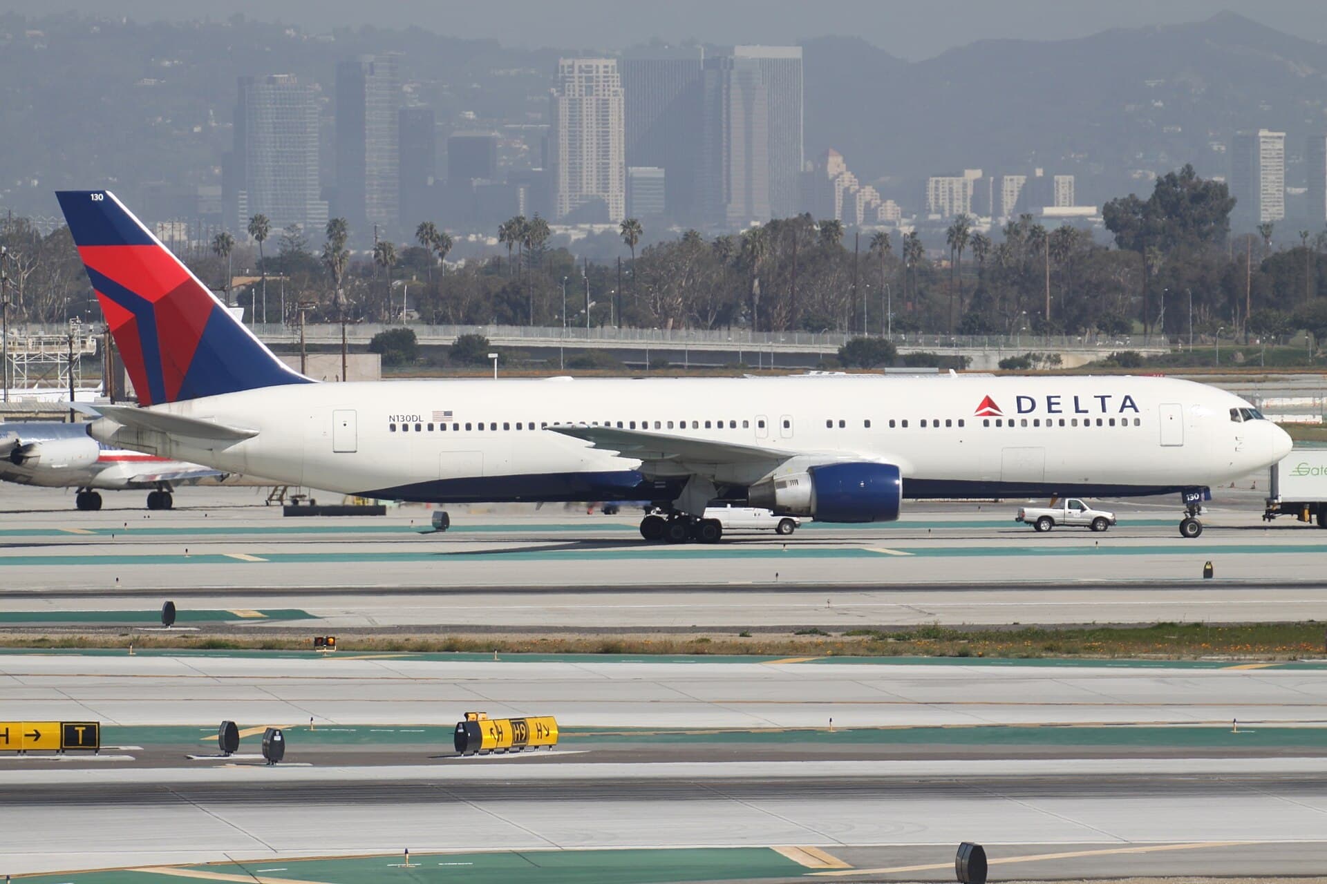 N130DL - Twin-engine aircraft
