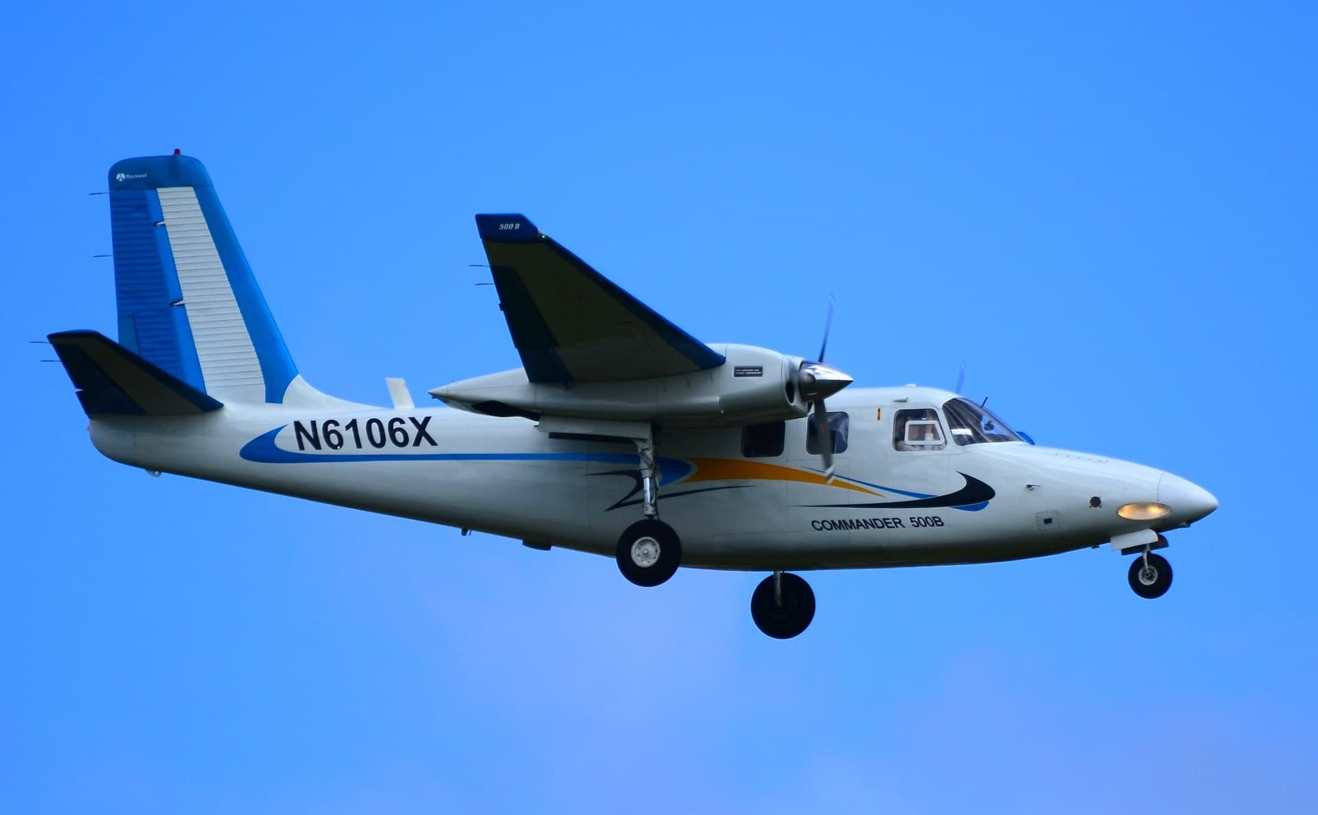 N6106X - Twin-engine aircraft