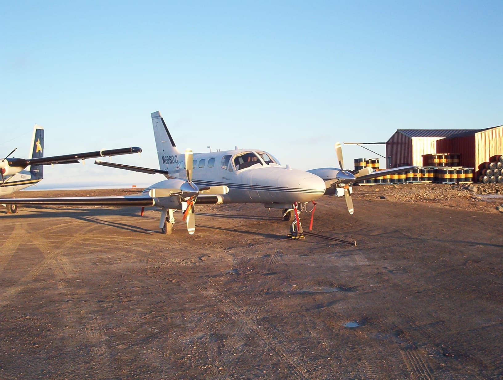 N6860C — Twin-engine aircraft