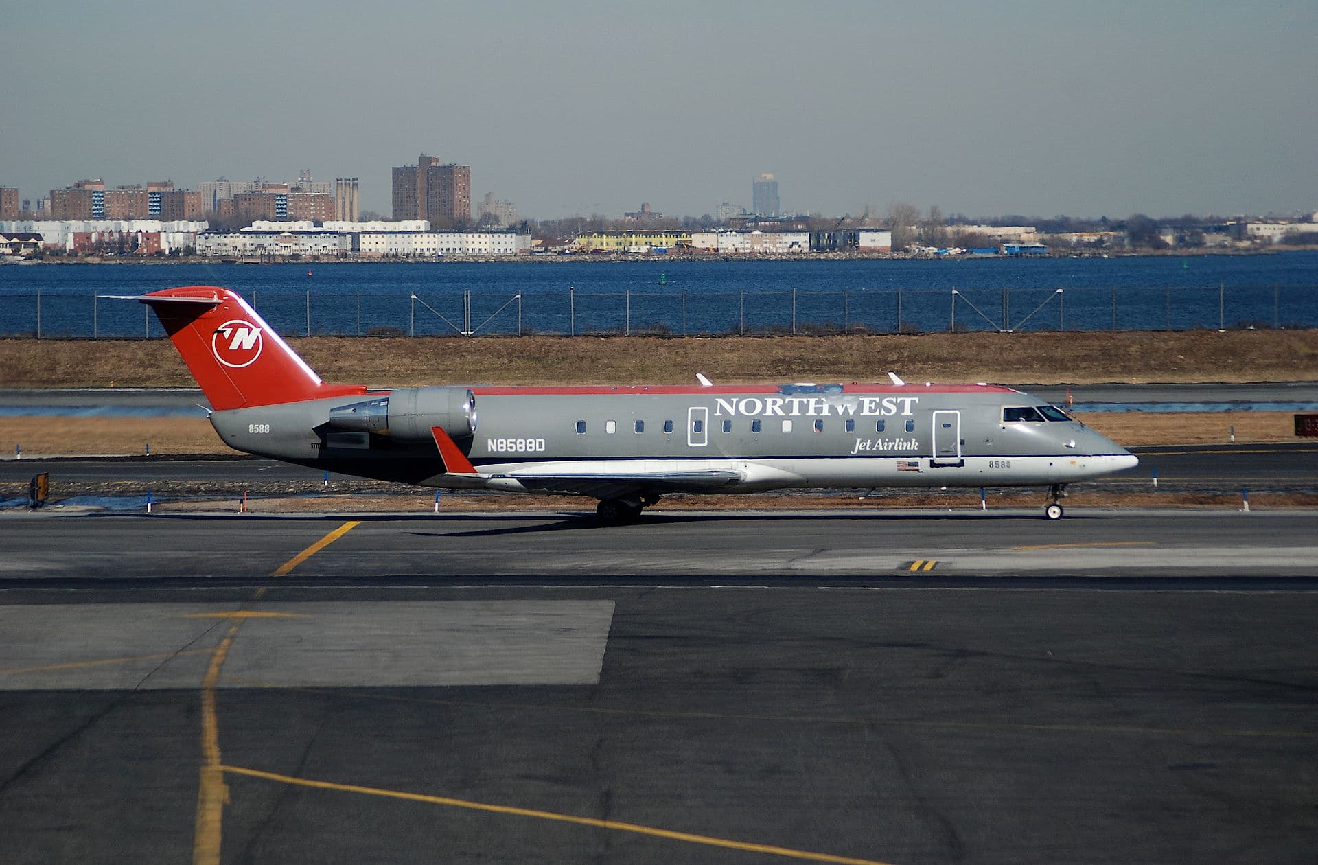 N8588D - Bombardier