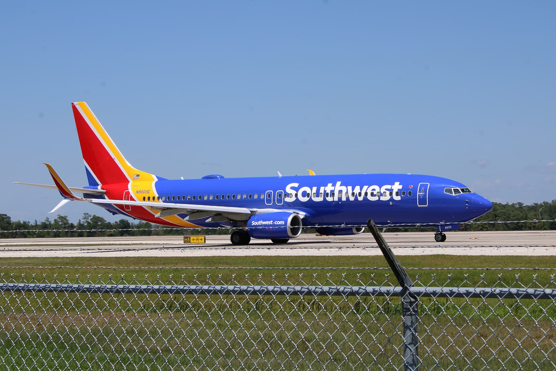 N8605E - Twin-engine aircraft