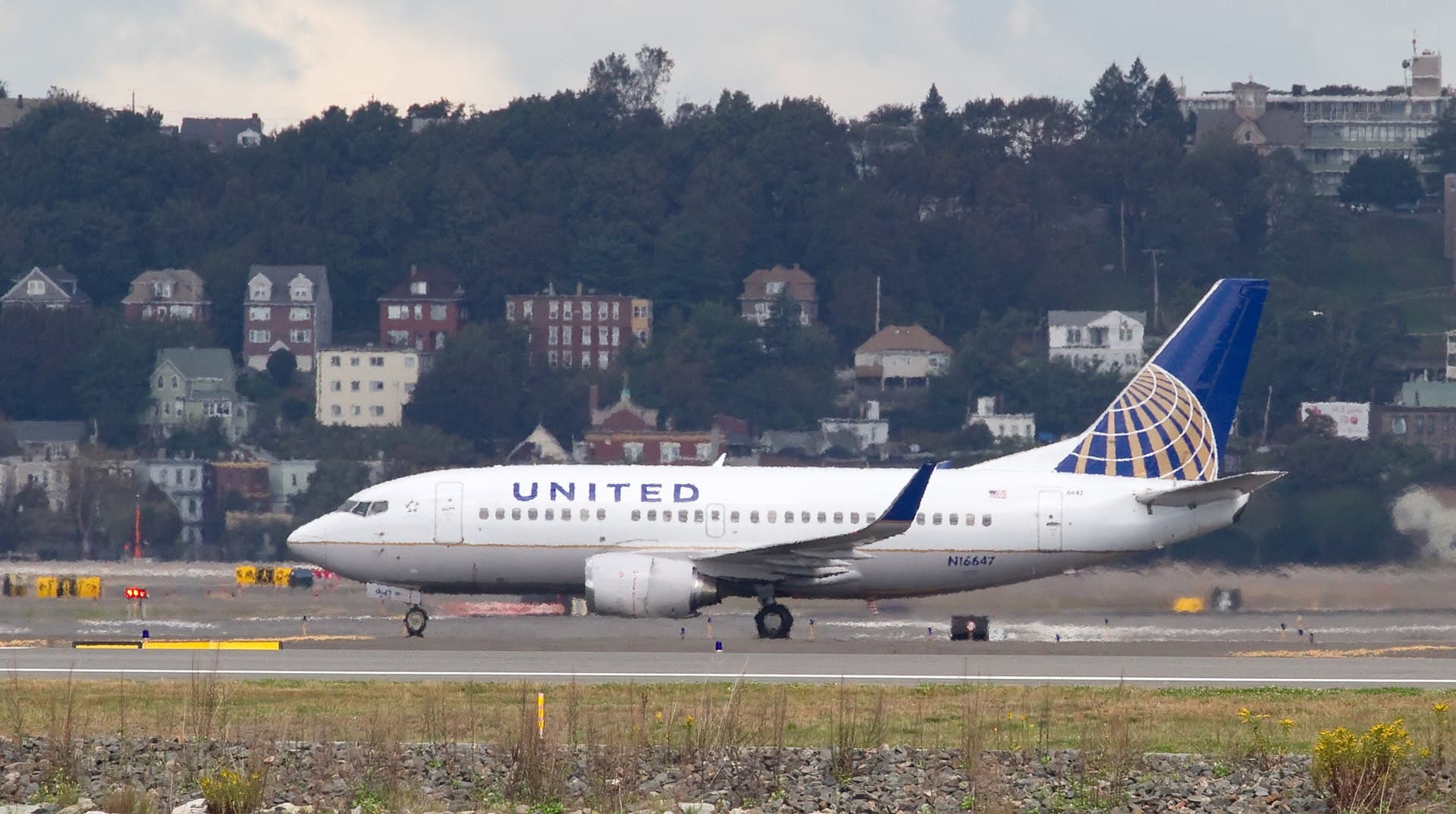 N16647 - Twin-engine aircraft
