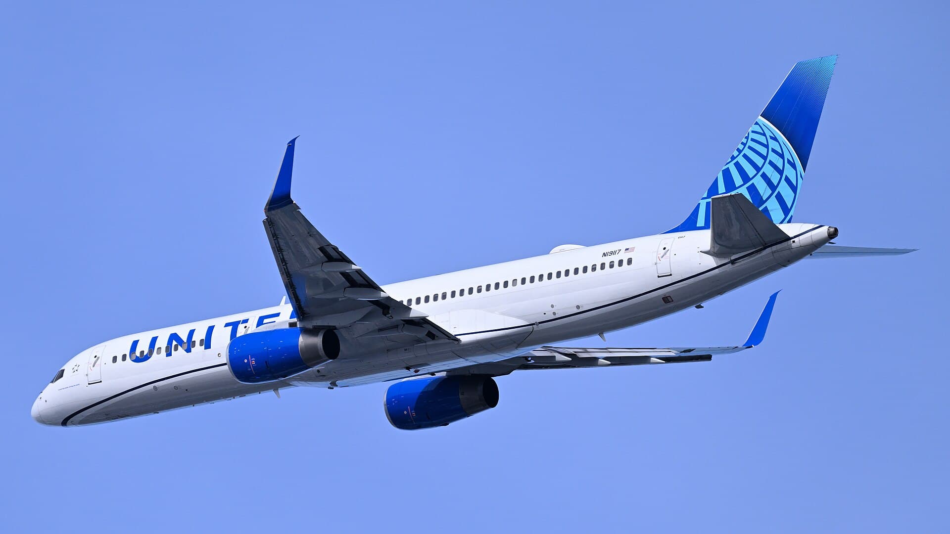 N19117 - Twin-engine aircraft