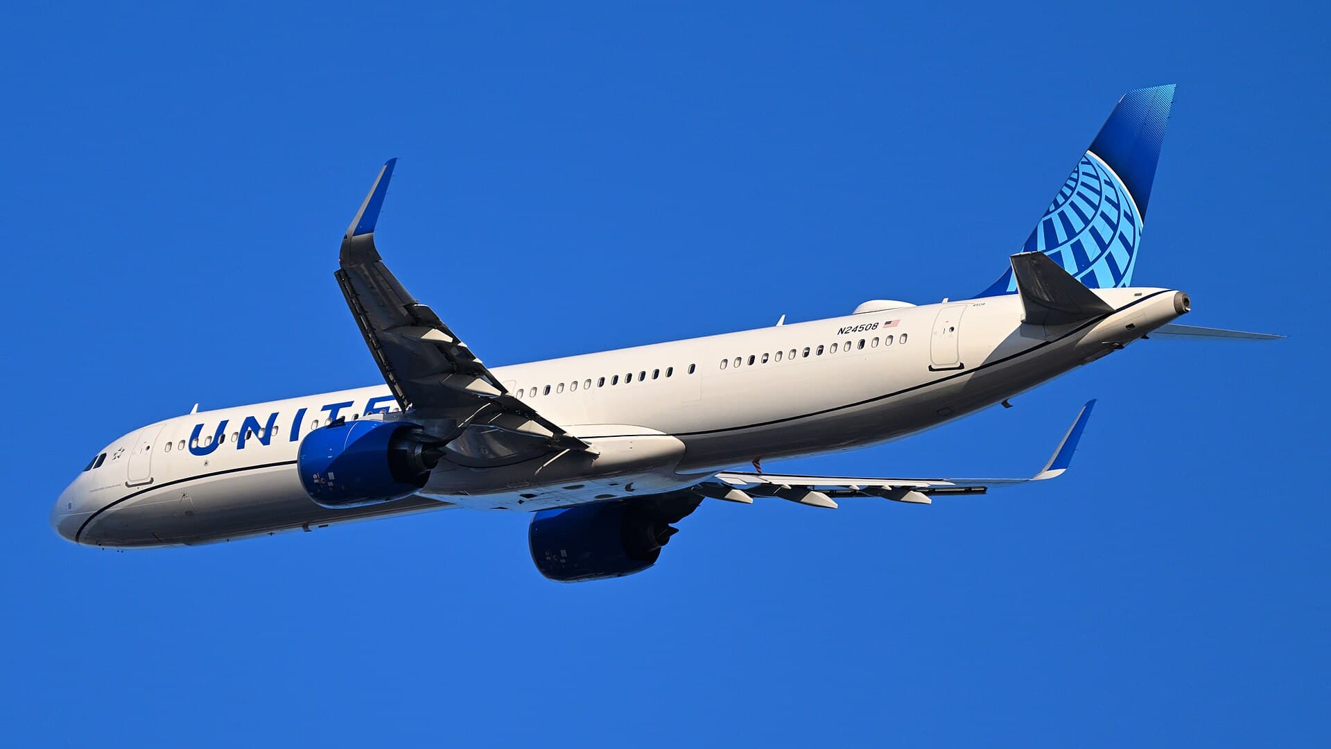 N24508 - Twin-engine aircraft