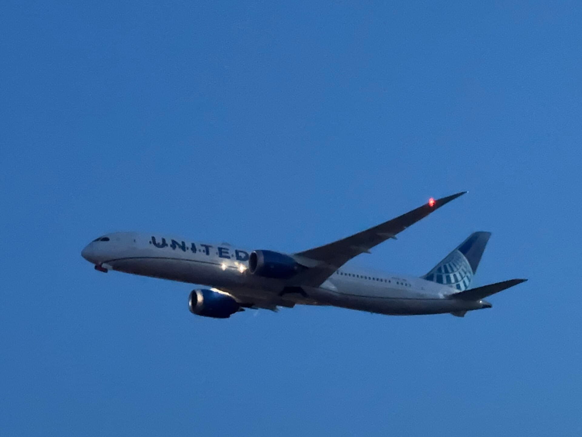 N29981 - Twin-engine aircraft