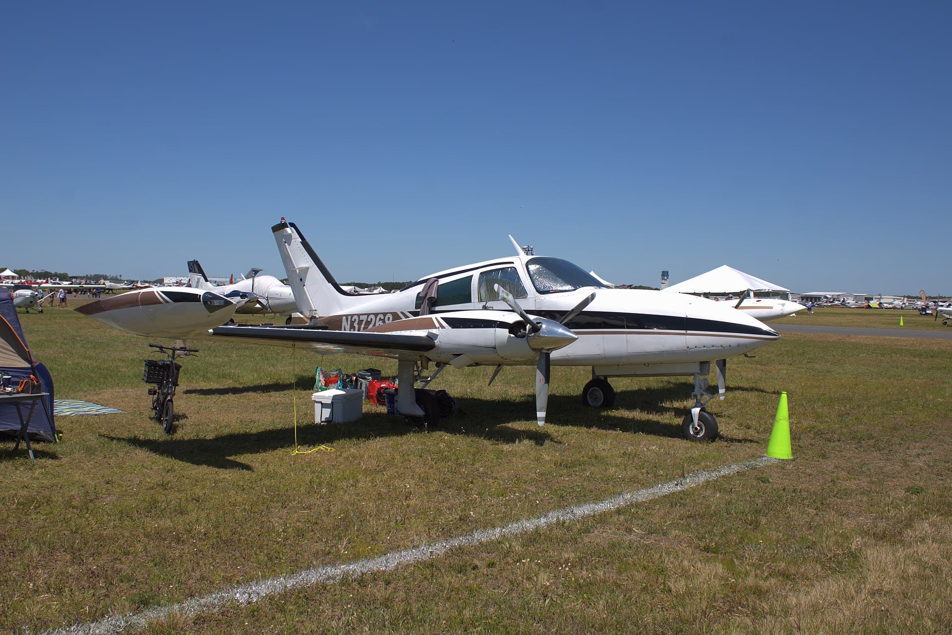 N37268 - Twin-engine aircraft