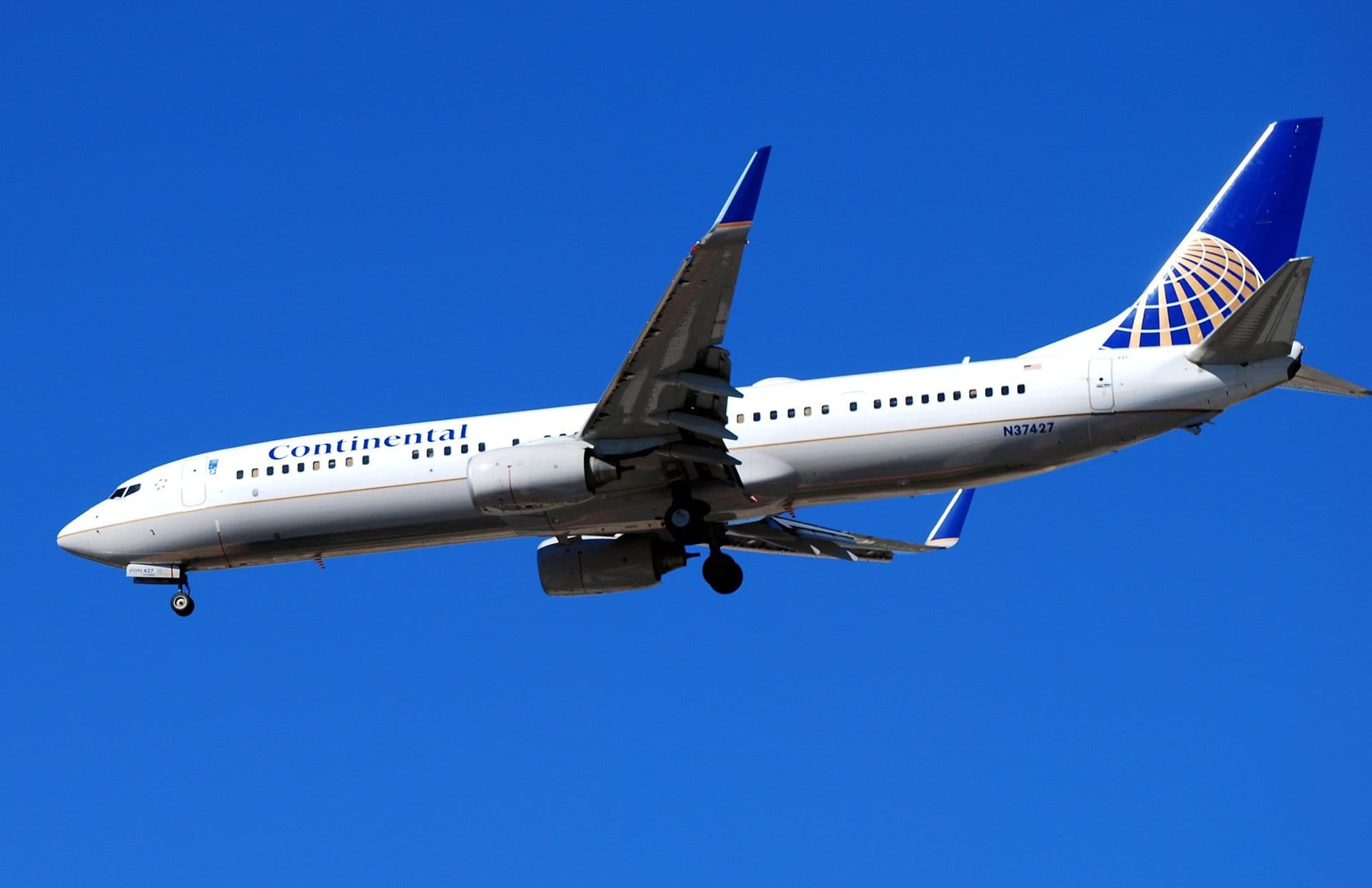 N37427 - Twin-engine aircraft