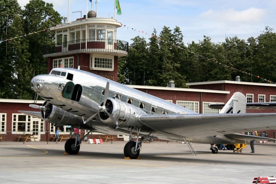Unidentified — Twin-engine aircraft