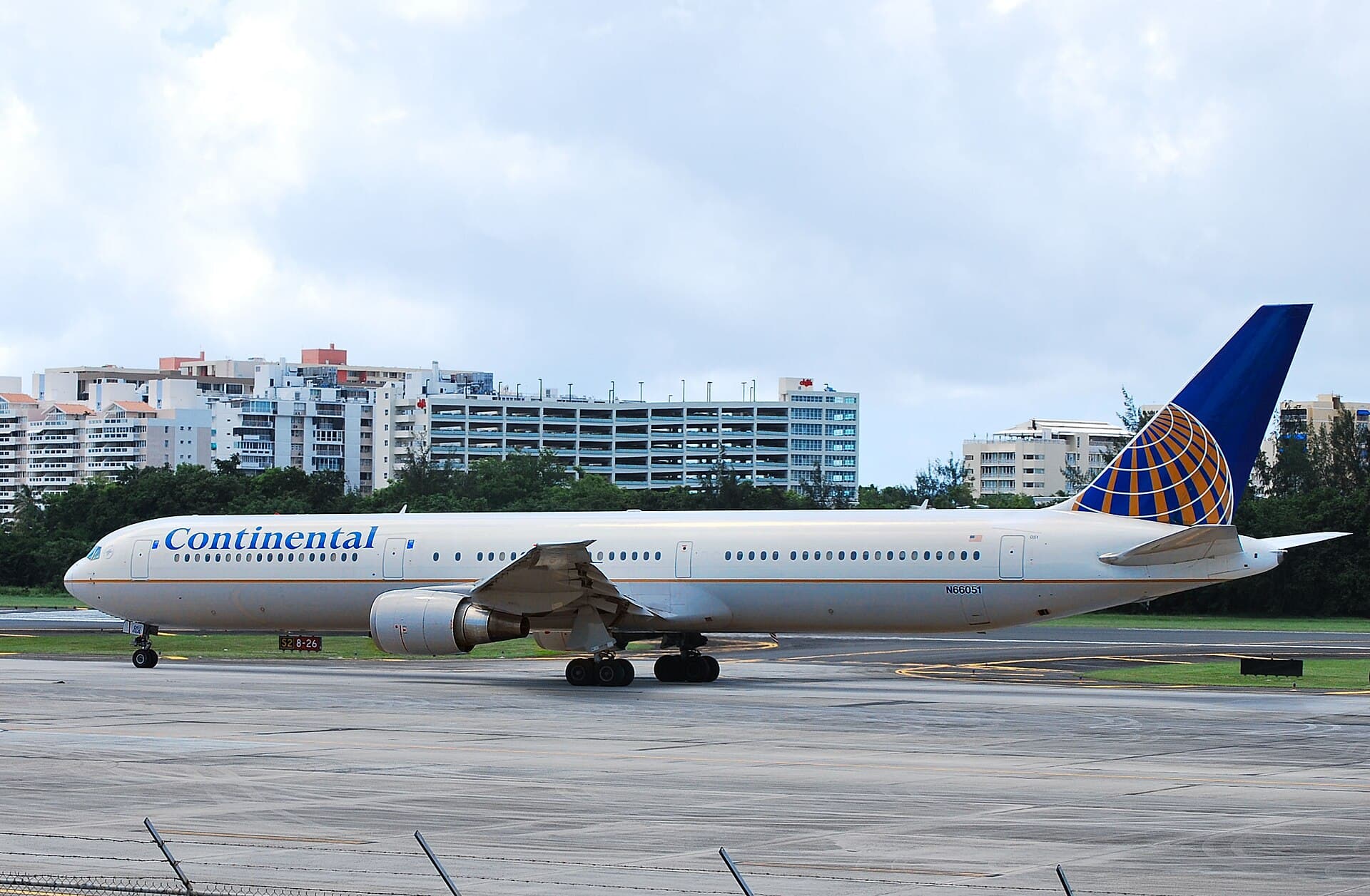 N66051 - Twin-engine aircraft