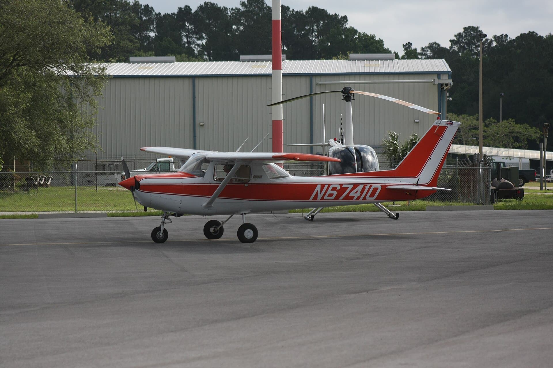 N67410 - Helicopter
