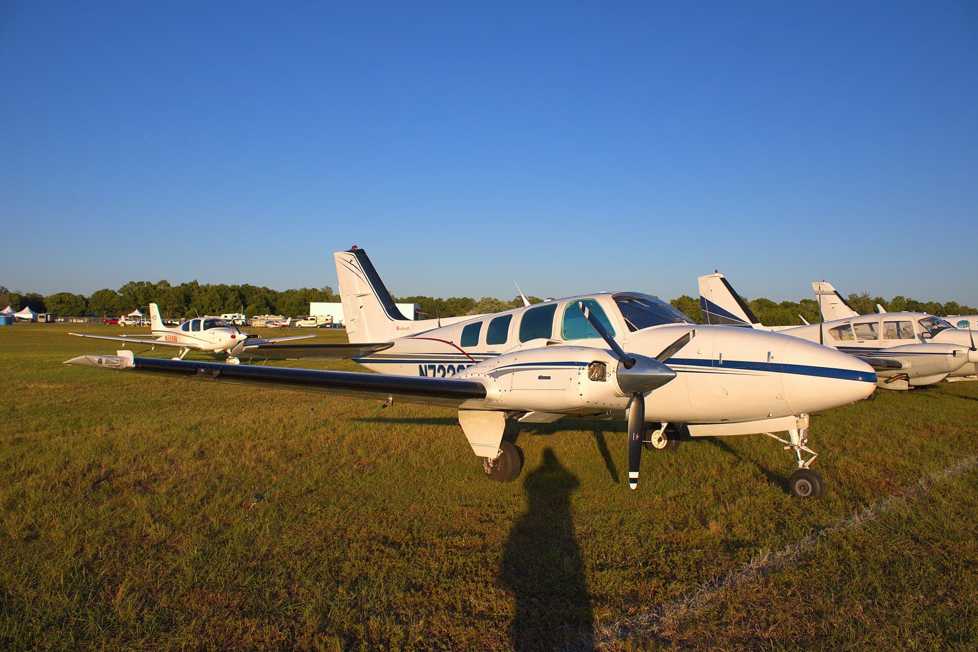 N72235 - Twin-engine aircraft