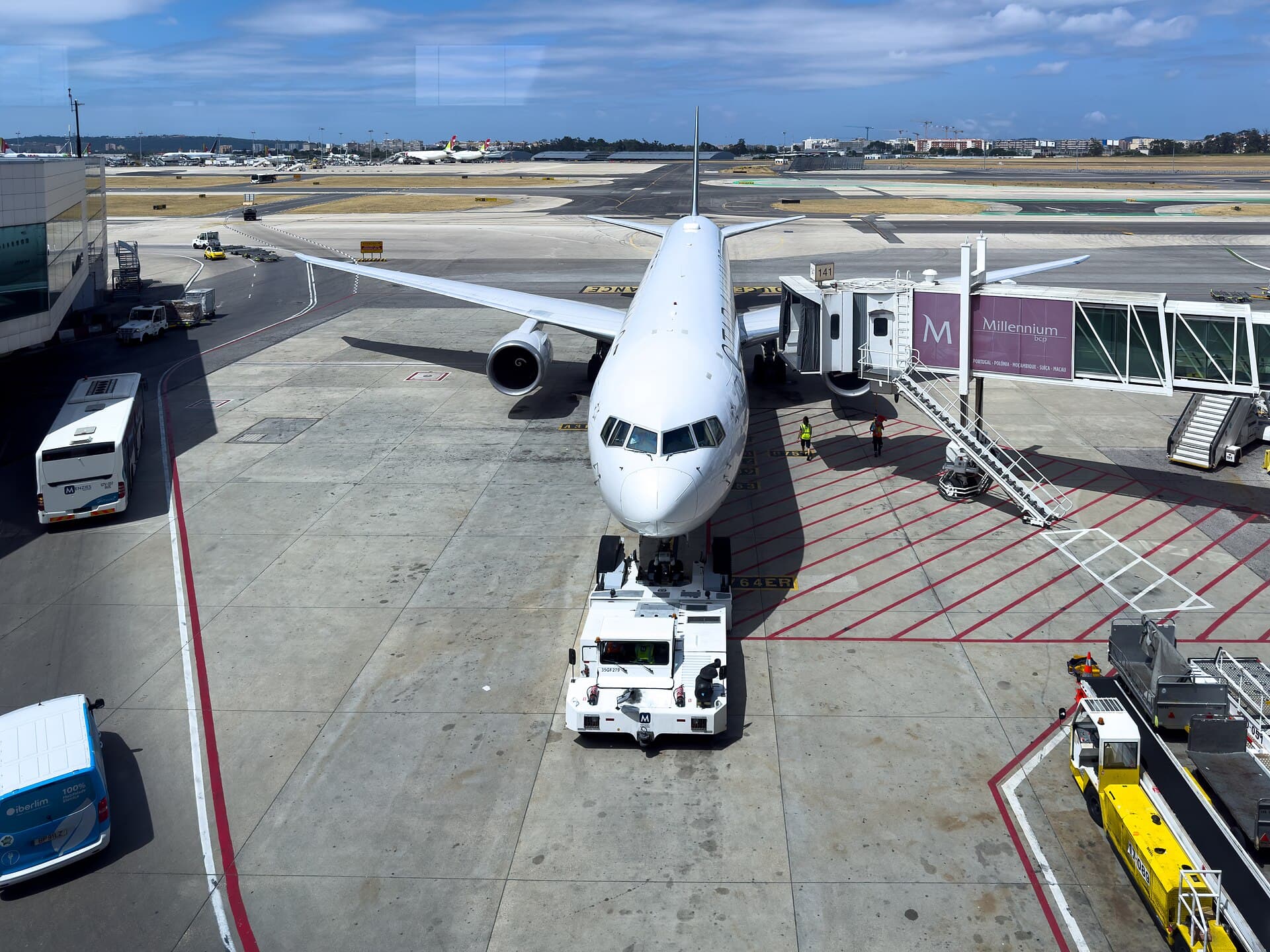 N76055 - Twin-engine aircraft
