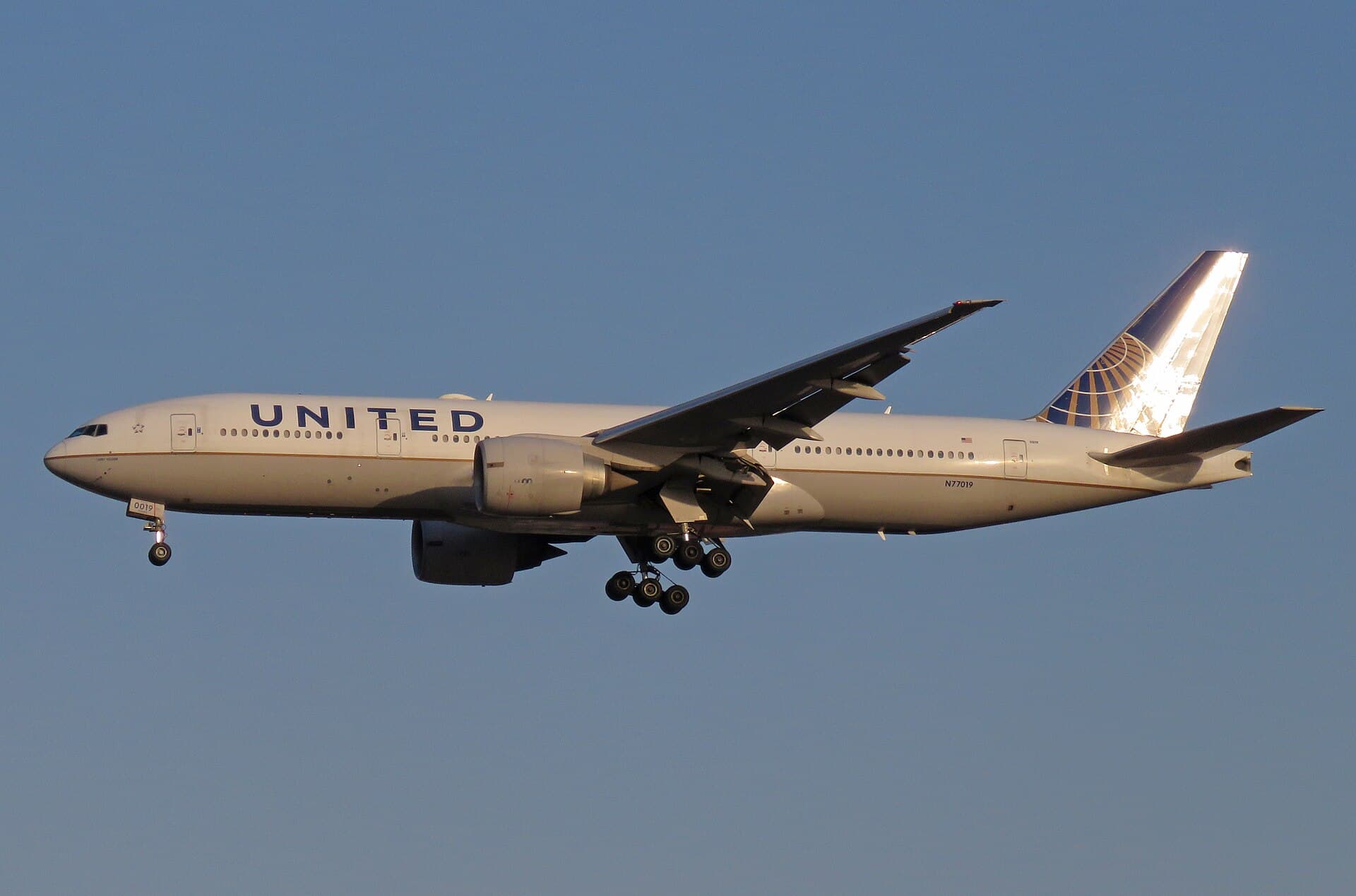 N77019 - Twin-engine aircraft