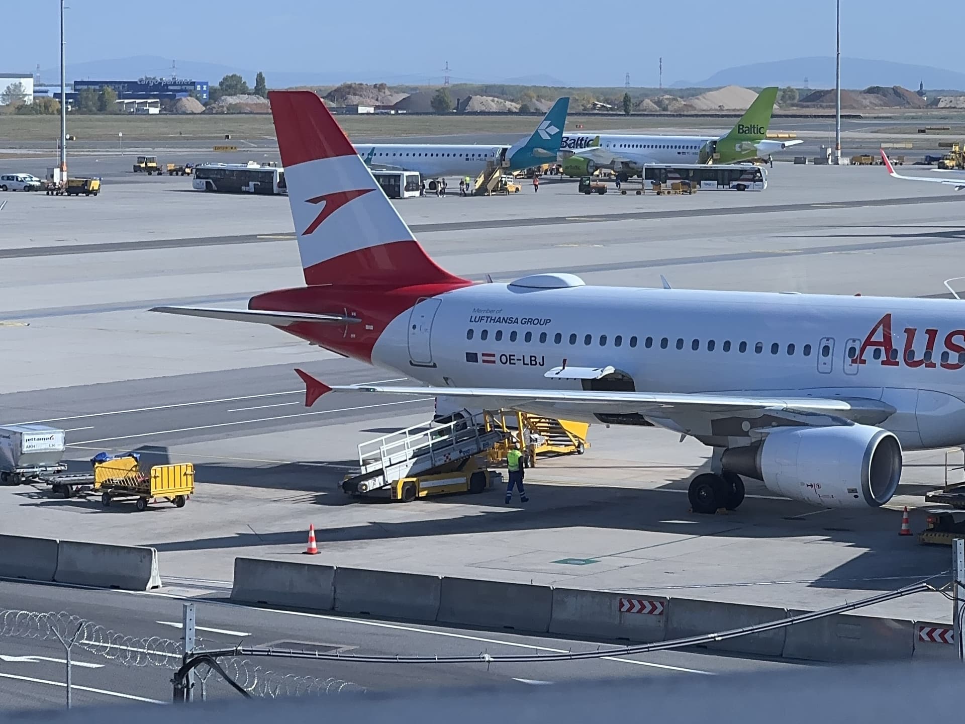 OE-LBJ — Airbus Industries A320-214