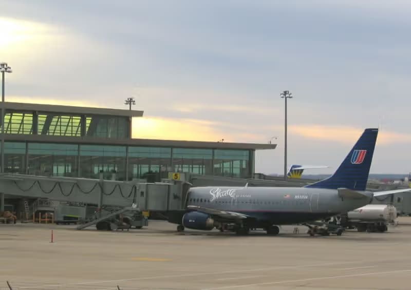 N932UA — Twin-engine aircraft