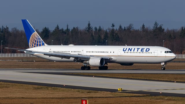 N67058 — Twin-engine aircraft