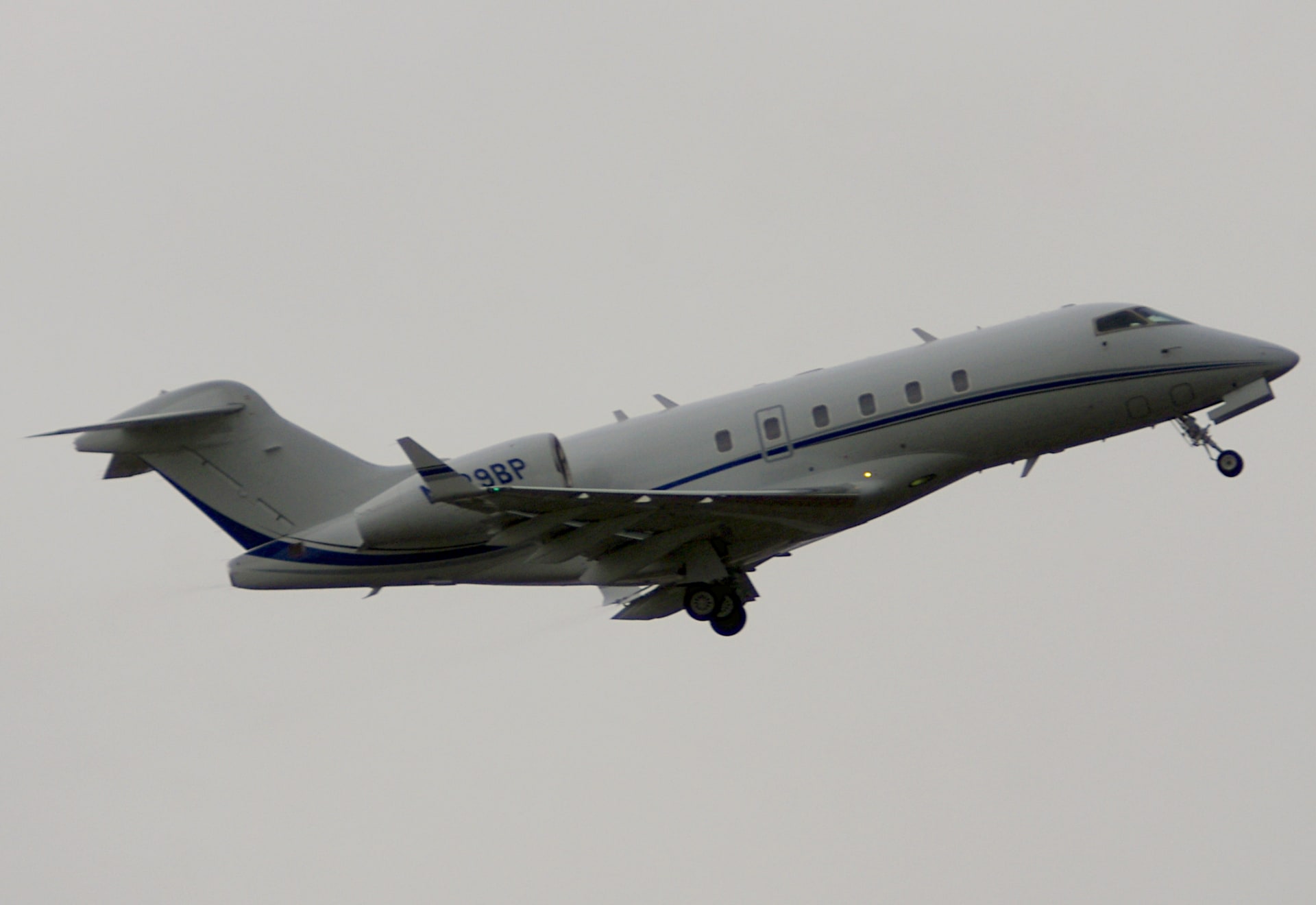 Spotter LEVT's best shot — N229BP