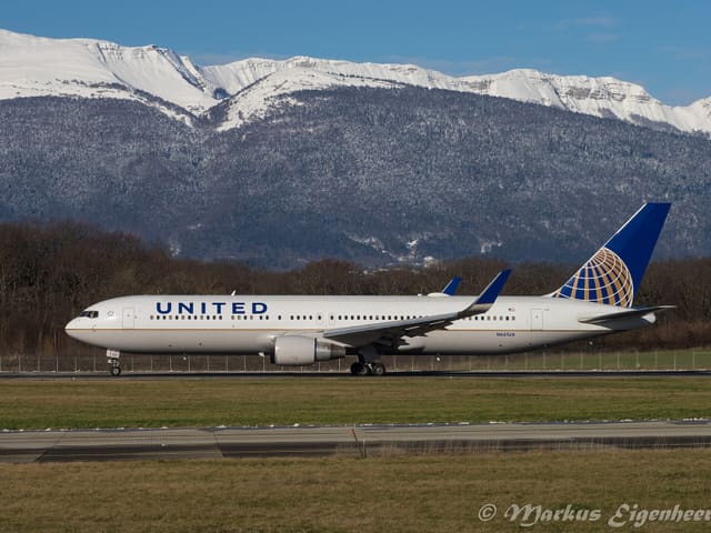 N661UA - Twin-engine aircraft