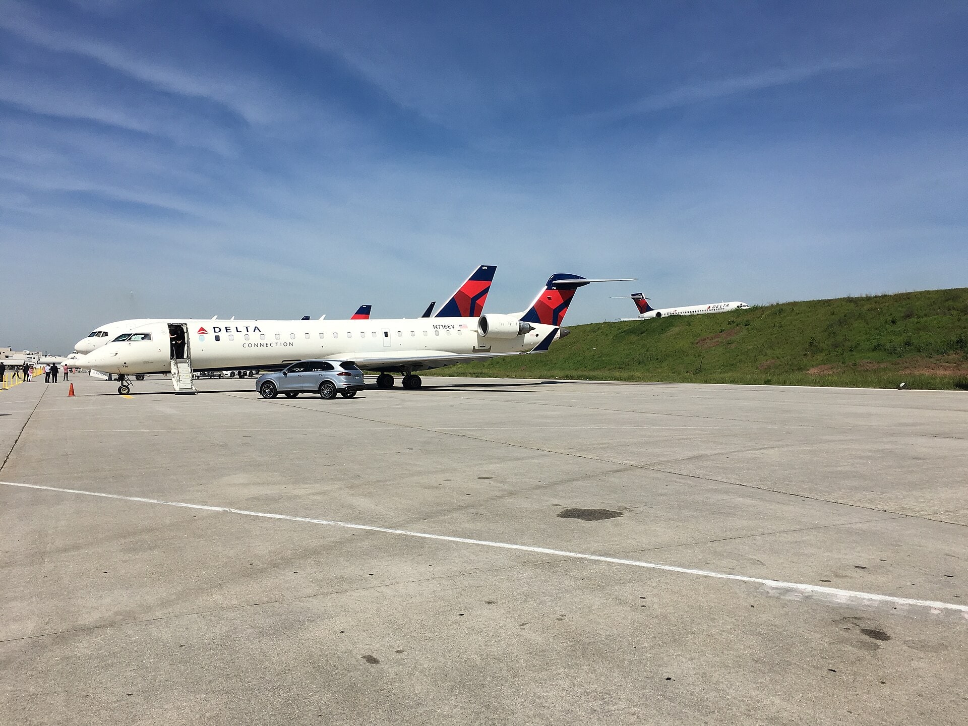 Delta News Hub's best shot — N716EV