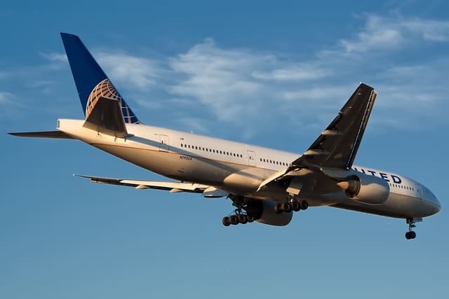 N792UA - Twin-engine aircraft