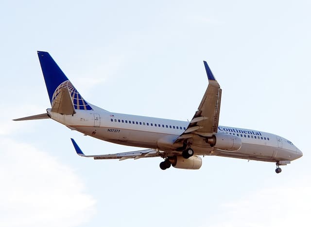 N37277 - Twin-engine aircraft