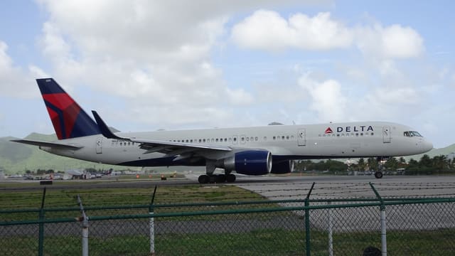 N689DL — Twin-engine aircraft