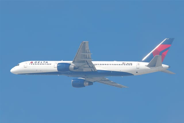 N647DL - Twin-engine aircraft