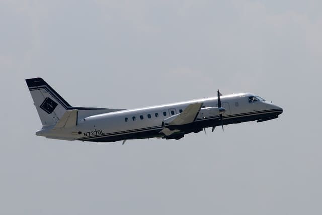 N727DL - Twin-engine aircraft