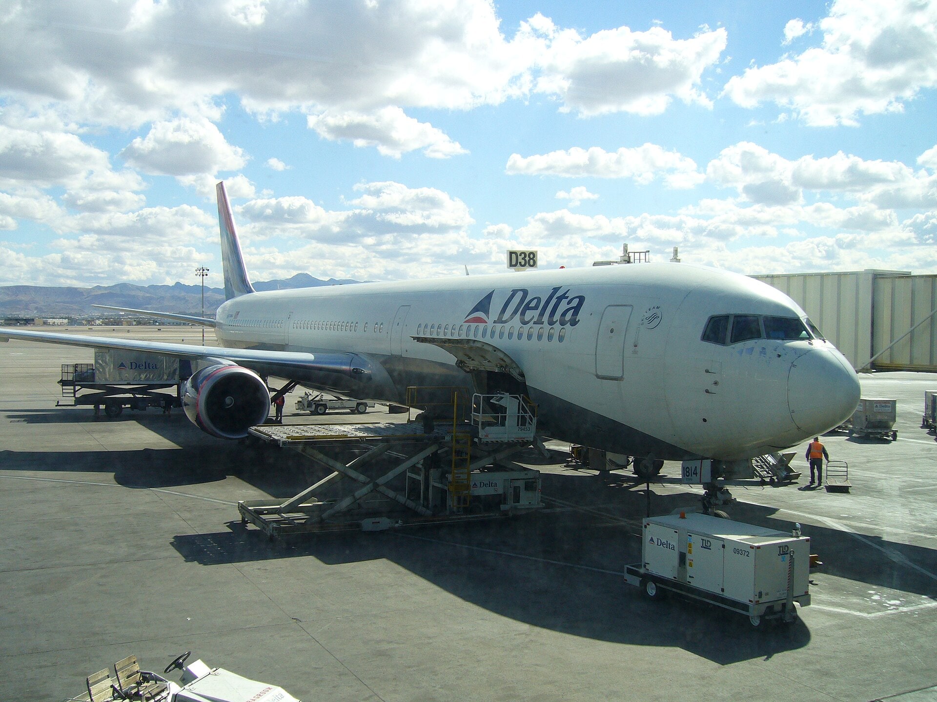 snty-tact Talk's best shot — N838MH